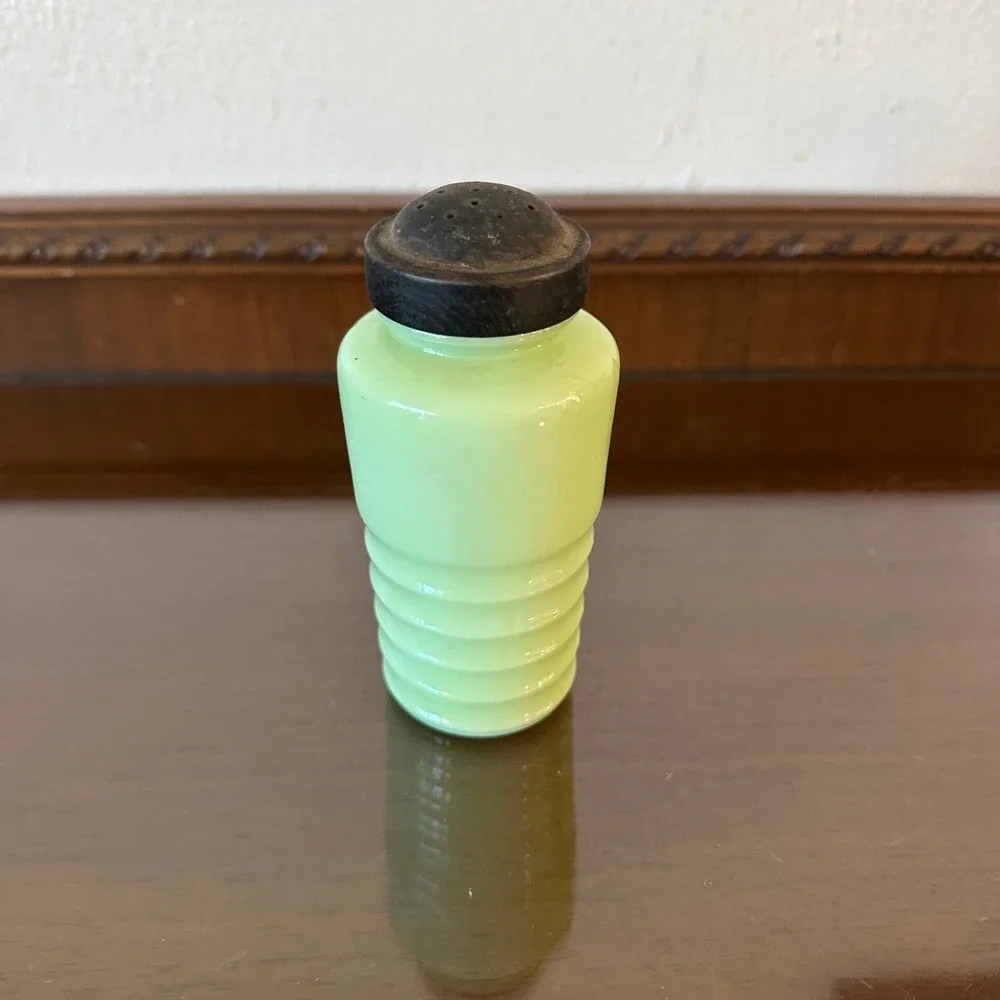 Vintage Jeannette Jadeite Horizontal Ribbed Shaker Uranium Glass Glows 4.5''